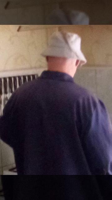 Вано травит синим цветом