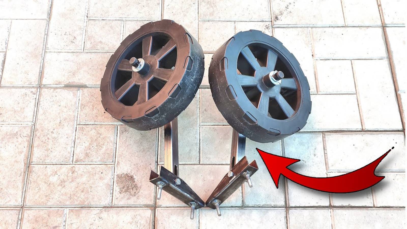 Шикарная идея из пластиковых колес и проф трубы смотреть онлайн