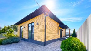 Уютный домик с террасой, бассейном и банановыми пальмами на участке