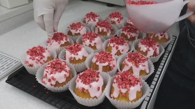 Приготовление фунтового торта Гугельхупф _ корейская уличная еда смотреть онлайн