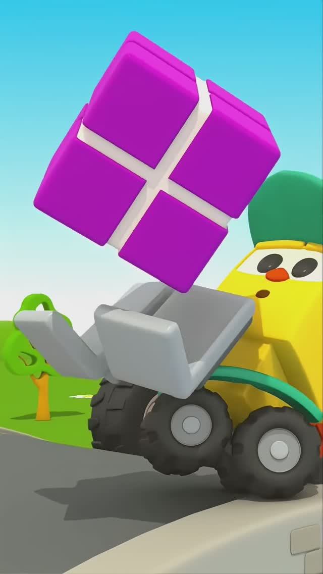 СТОЛКНУЛИСЬ! Коробка упала в воду 😳🎁 #длядетей #мультик #машинки смотреть онлайн