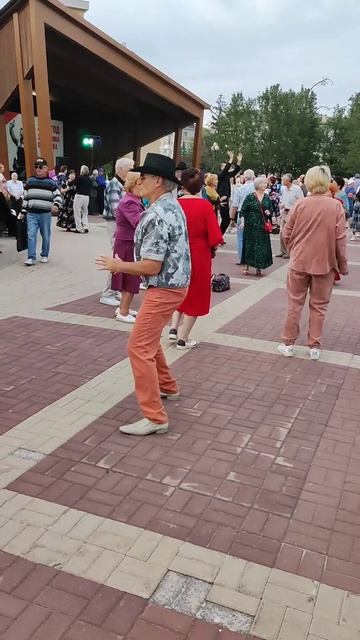 Белгород 2025 год. Танцы в парке Победы неотъемлемая программа отдыха в выходные. #shorts смотреть онлайн