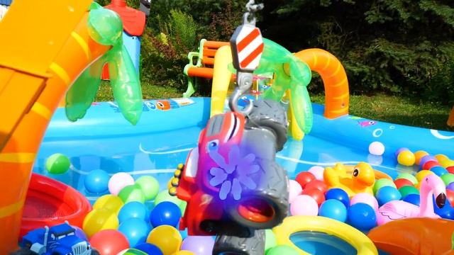 Игрушка собачка Шоколадка и надувной ананас! Видео дл? смотреть онлайн