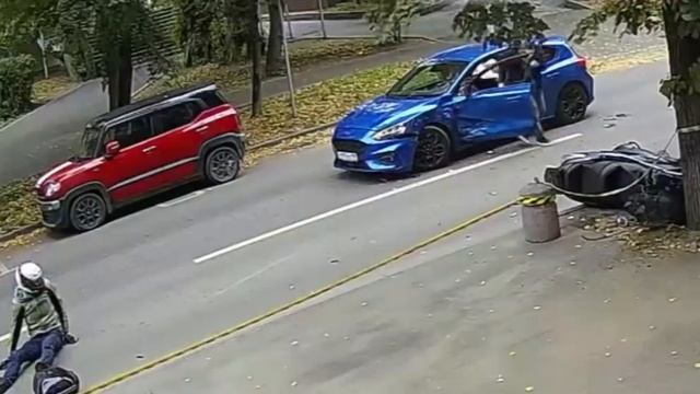 В Москве автомобилист жёстко сбил мотоциклиста смотреть онлайн
