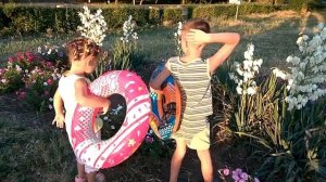 На макушке красный мак а вокруг ромашки