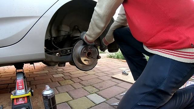 Как правильно менять тормозные диски и колодки на старом Солярисе. смотреть онлайн