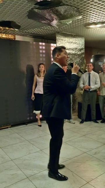 "Ждешь случайной встречи ты" Александр Луценко поет на свадьбе Вики и Айтала 16.08.2025 г. смотреть онлайн