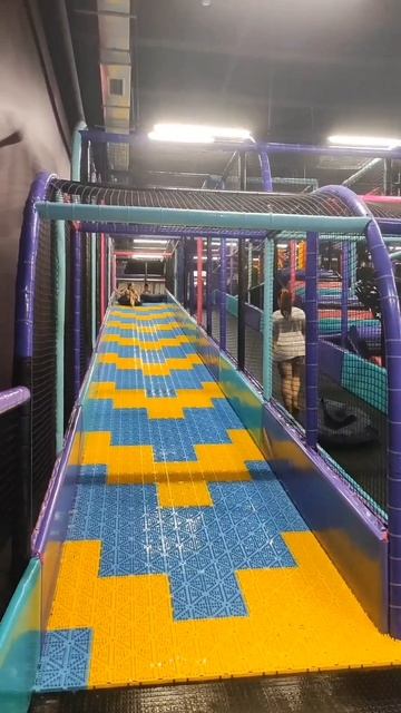 Если нет зимы можно кататься с горки в ТЦ. смотреть онлайн