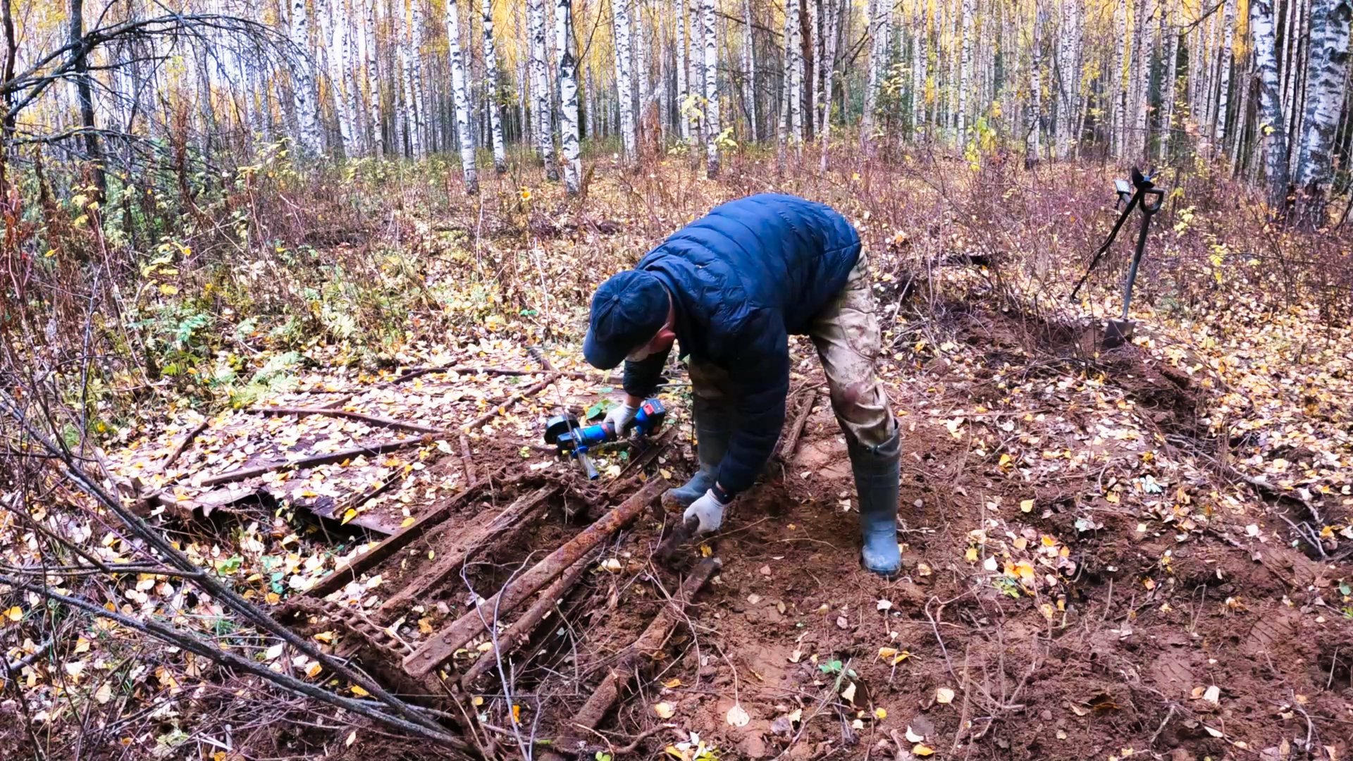 Что спрятали в лесу в советское время? Находка металла СССР смотреть онлайн
