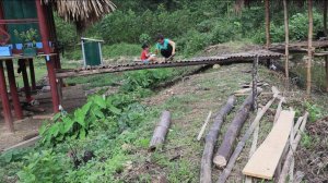 София 37. София строит мостик к беседке над водоемом в доме на сваях. Работает по хозяйству.