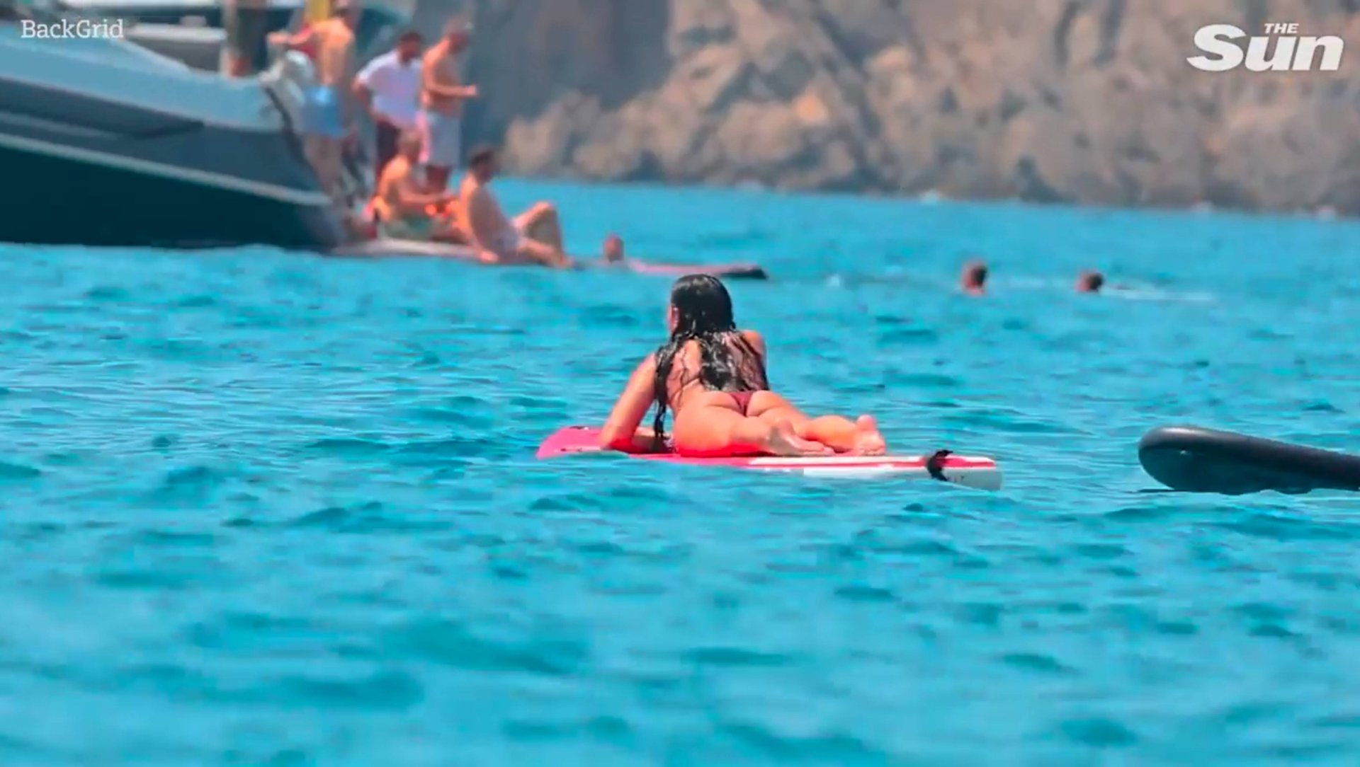 Dua Lipa занимается серфингом смотреть онлайн