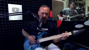 Умеет ли играть на гитаре Алексей Страйк?