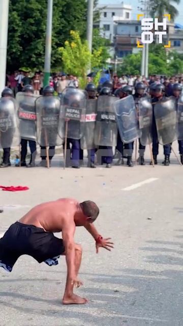 Типичный зумер, по мнению непальцев, отстаивает возможность смотреть рилсики.
