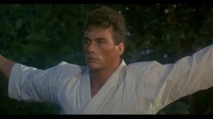 Кровавый спорт 1988 Ван Дамм растягивается между деревь