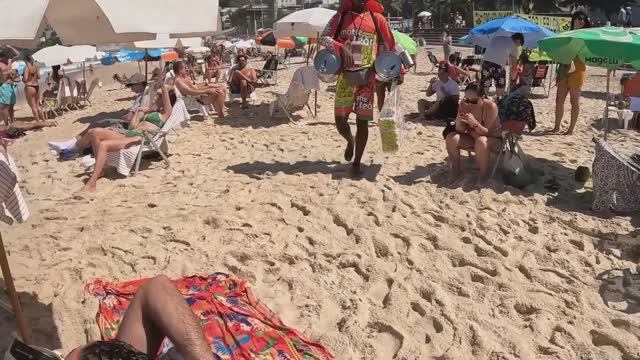 Прогулка по песчаному берегу Рио с видом на океан смотреть онлайн