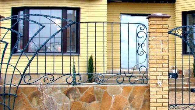 Прозрачная кованая калитка , забор и балкон