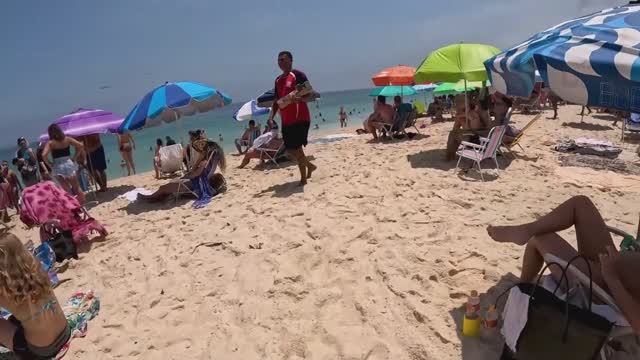 Сентябрь - чудесный месяц для прогулок по Леблону - самому красивому пляжу Рио смотреть онлайн