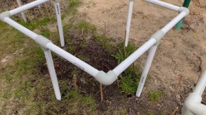 Ограждения из пластиковых труб для кустов и цветов. Ра