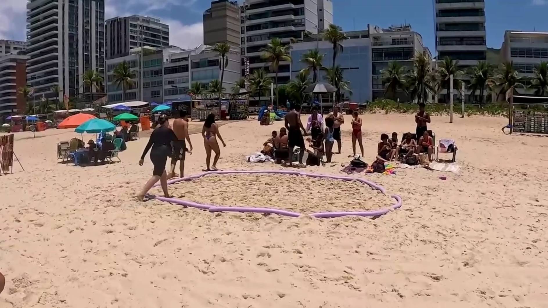 Ветер в лицо: расслабляющая прогулка по пляжу Рио смотреть онлайн