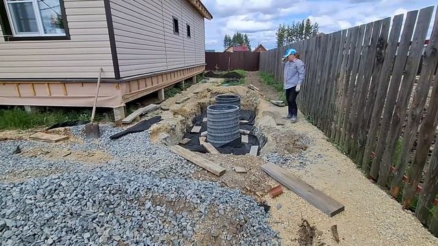 Уложили геотекстиль на щебёнку, засыпаем пщс. Огородн? смотреть онлайн