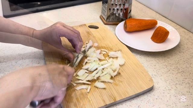 Мягкие пирожки в духовке с двумя начинками: капуста и ? смотреть онлайн