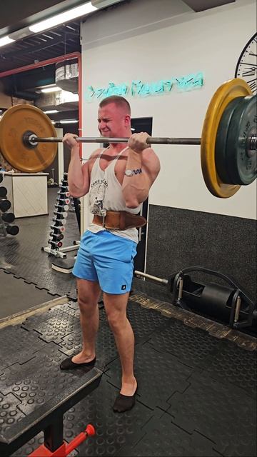 Подъем на бицепс 90 кг с прямым грифом. Зачем это нужно и в чем суть метода смотреть онлайн