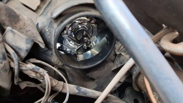 КАК ПОМЕНЯТЬ ЛАМПУ БЛИЖНЕГО СВЕТА НА РЕНО САНДЕРО Renault Sandero