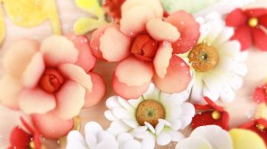 Делаю разные цветы из фоамирана (ромашки, розы и маленькие цветики простой формы) для открытки 🌼