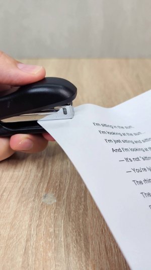 Обязательно запомни эту хитрость! Как скрепить бумагу, если закончились скобы для степлера?