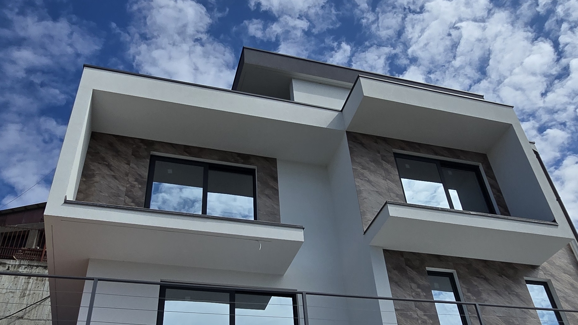 Вид из окон дома должен быть на Сочи и море смотреть онлайн