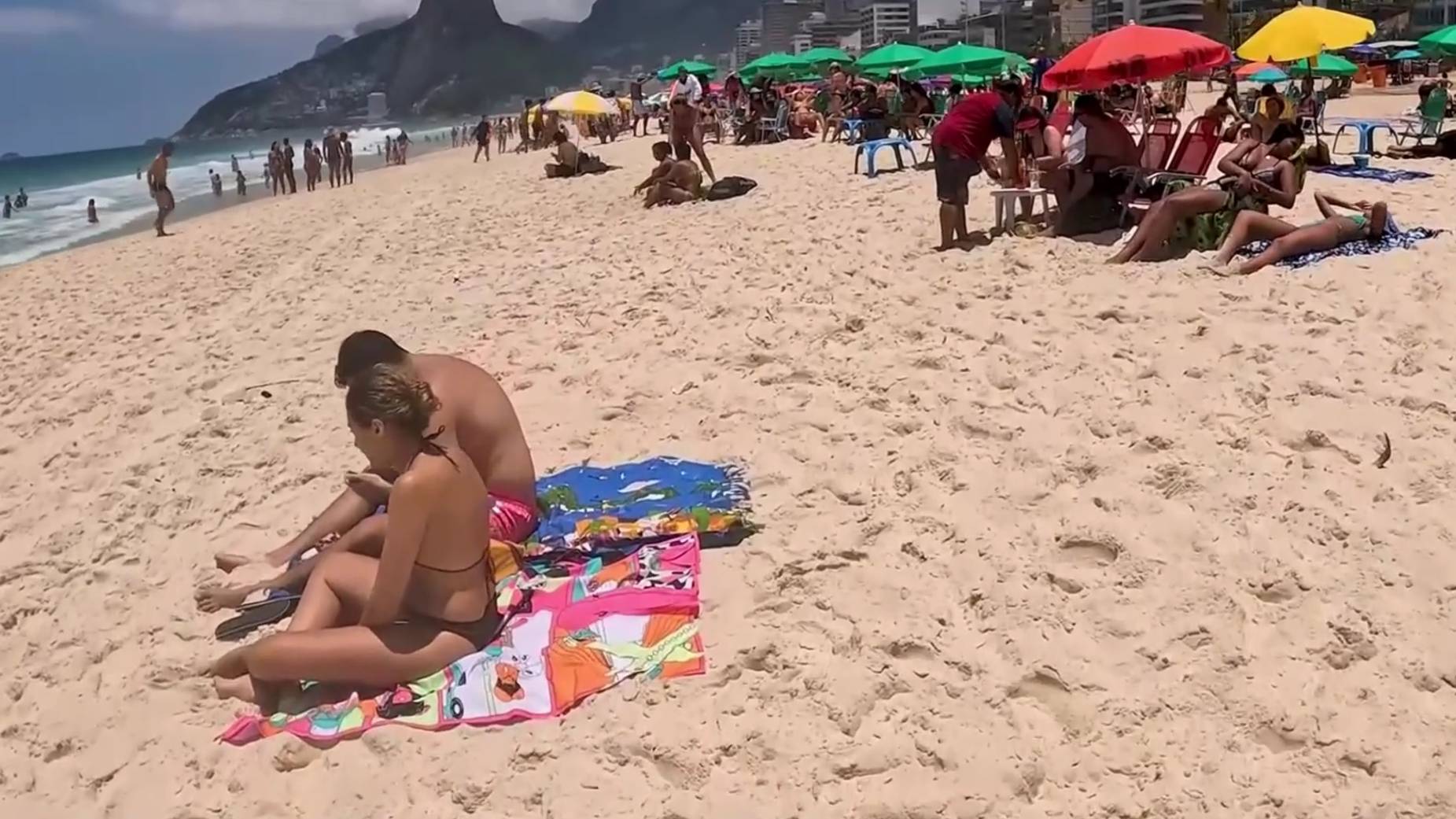 Яркий день на побережье Рио: наслаждайтесь видом океана смотреть онлайн