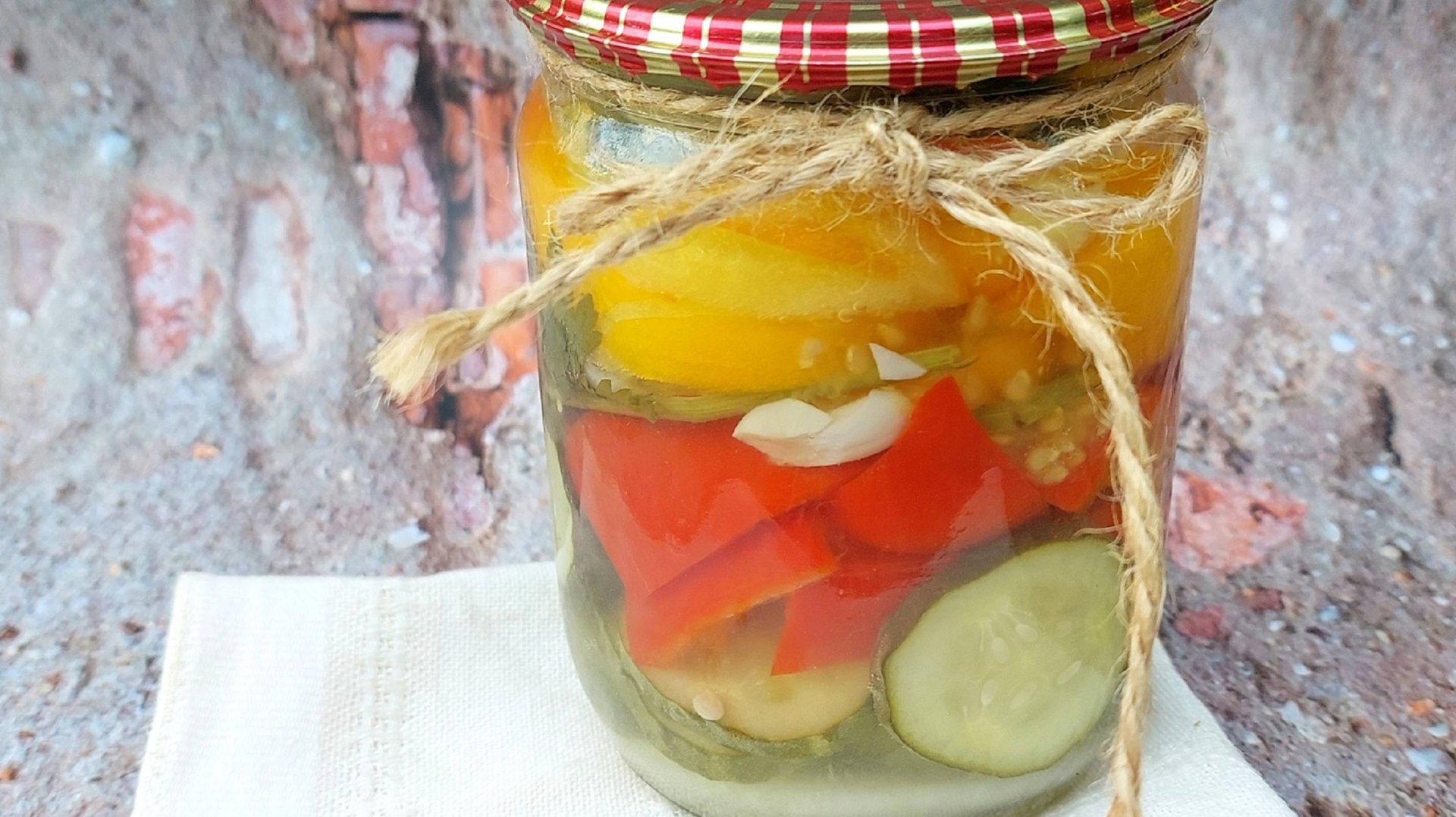 Заготовка «Радуга». Разноцветная баночка порадует разнообразием вкусов.