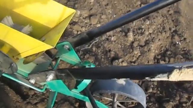 Сеялка  для сада. Обзор ручной сеялки.#ручнаясеялка #се