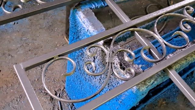 Покраска кованной оградки на кладбище. Краска 3в1, цвет