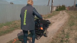 Тест самоходной аккумуляторной тележки Greenworks Commercial 82G