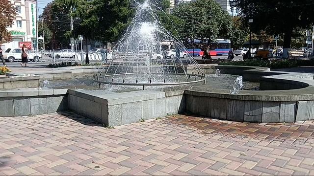 Фонтан и городская суета: звуки для релакса