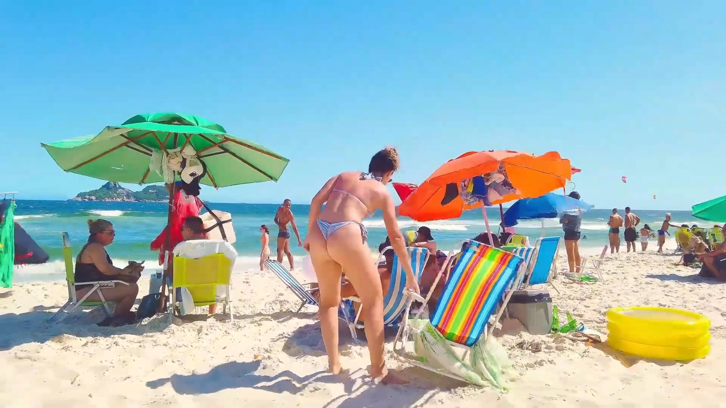 В ритме волн: прогулка по песчаному пляжу Рио смотреть онлайн