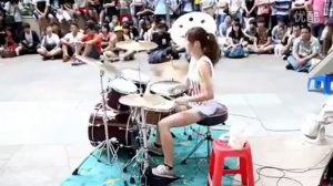 Девушка потрясно играет на барабанах
