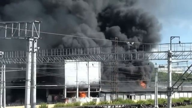 Пожар в Подольске. Бочки с краской взрывались и взлета