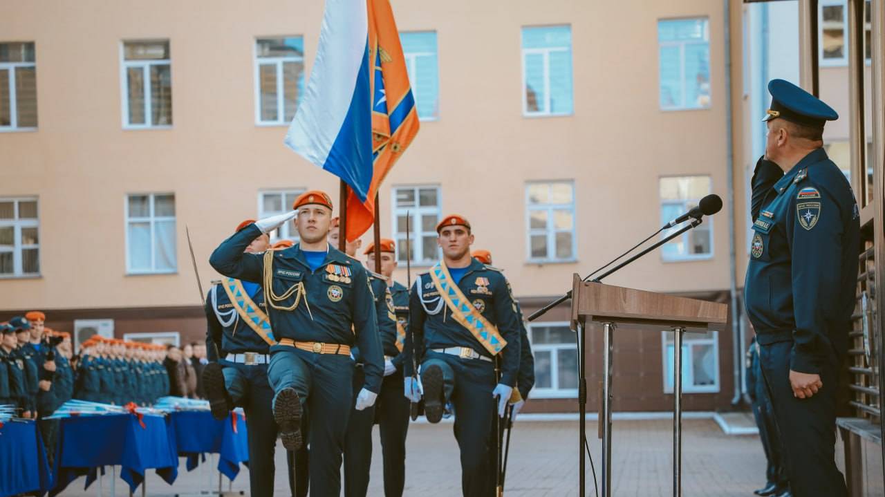 В институте отметили День знаний торжественным построением смотреть онлайн