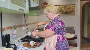 САЛАТ ИЗ КАБАЧКОВ С СОУСОМ САЦЕБЕЛИ И ГРИБАМИ.