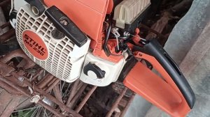 Бензопила STIHL в бензине. Заливает пилу