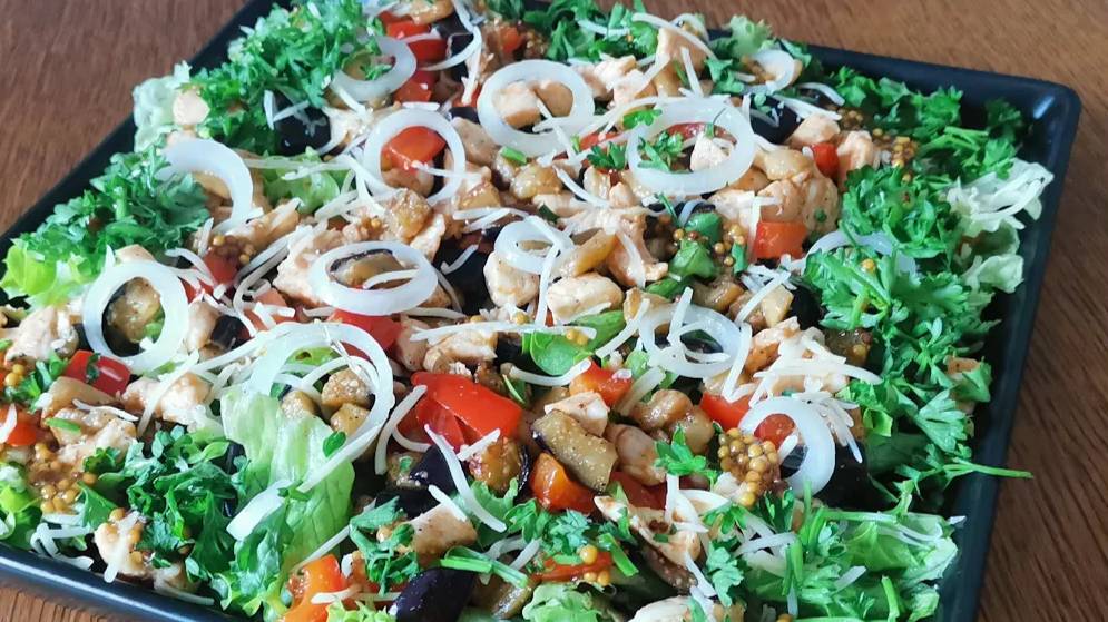 Овощной салат с баклажаном и курицей — вкусный и полезный рецепт