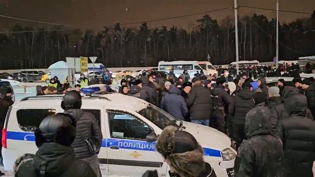 Москва, рынок Садовод  15 декабря 2023, Мигранты окружили