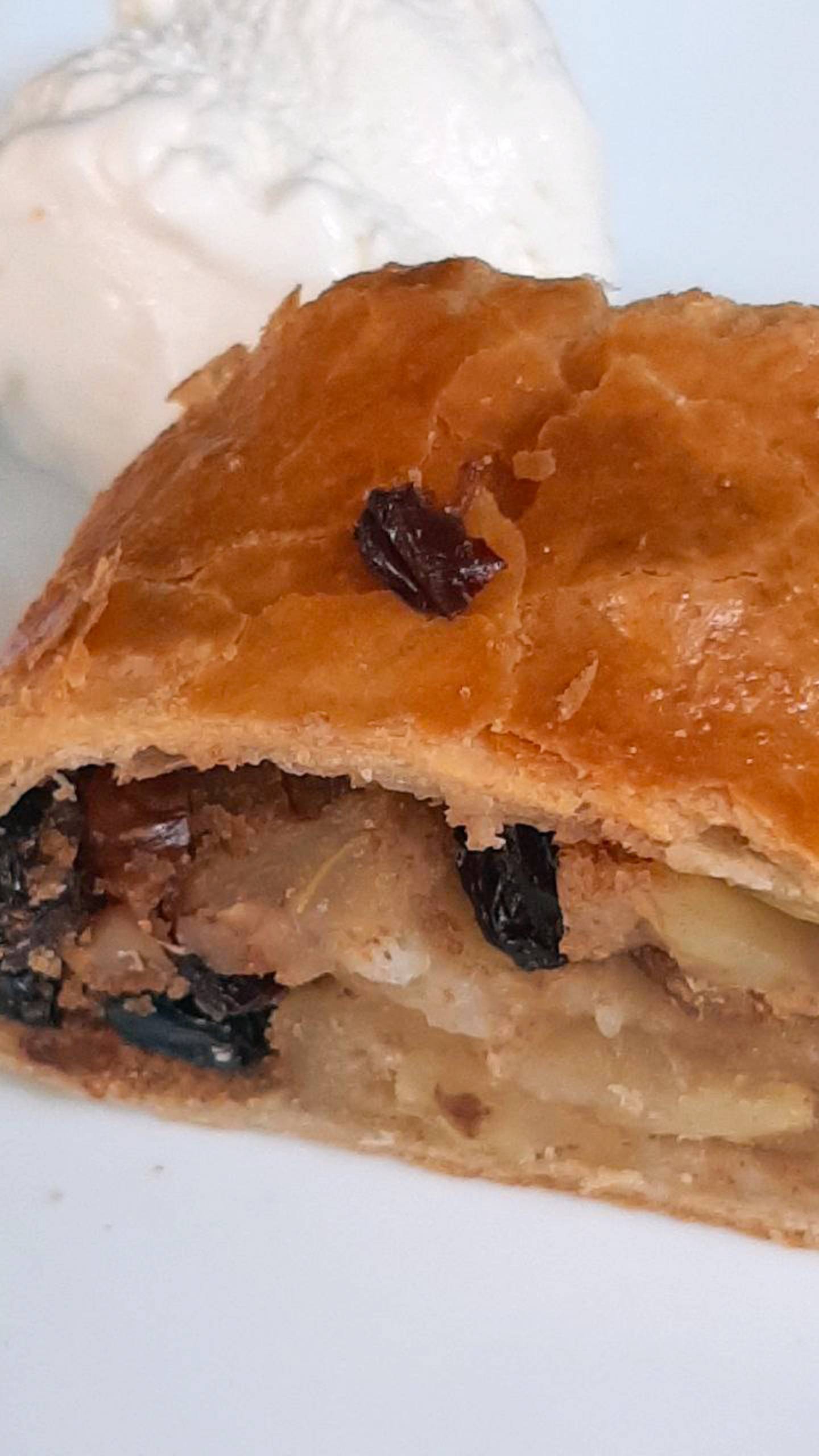 Ленивый, но очень вкусный штрудель на слоёном тесте. Дюжина рецептов с яблоками (8). смотреть онлайн