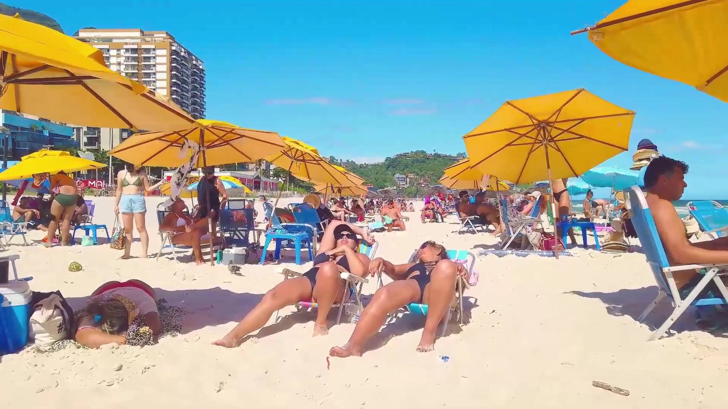 Прогулка по пляжу Рио с видом на океанские просторы смотреть онлайн