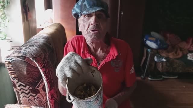 Трудимся с дедом Матвеем на огороде. смотреть онлайн