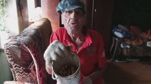 Трудимся с дедом Матвеем  на огороде.