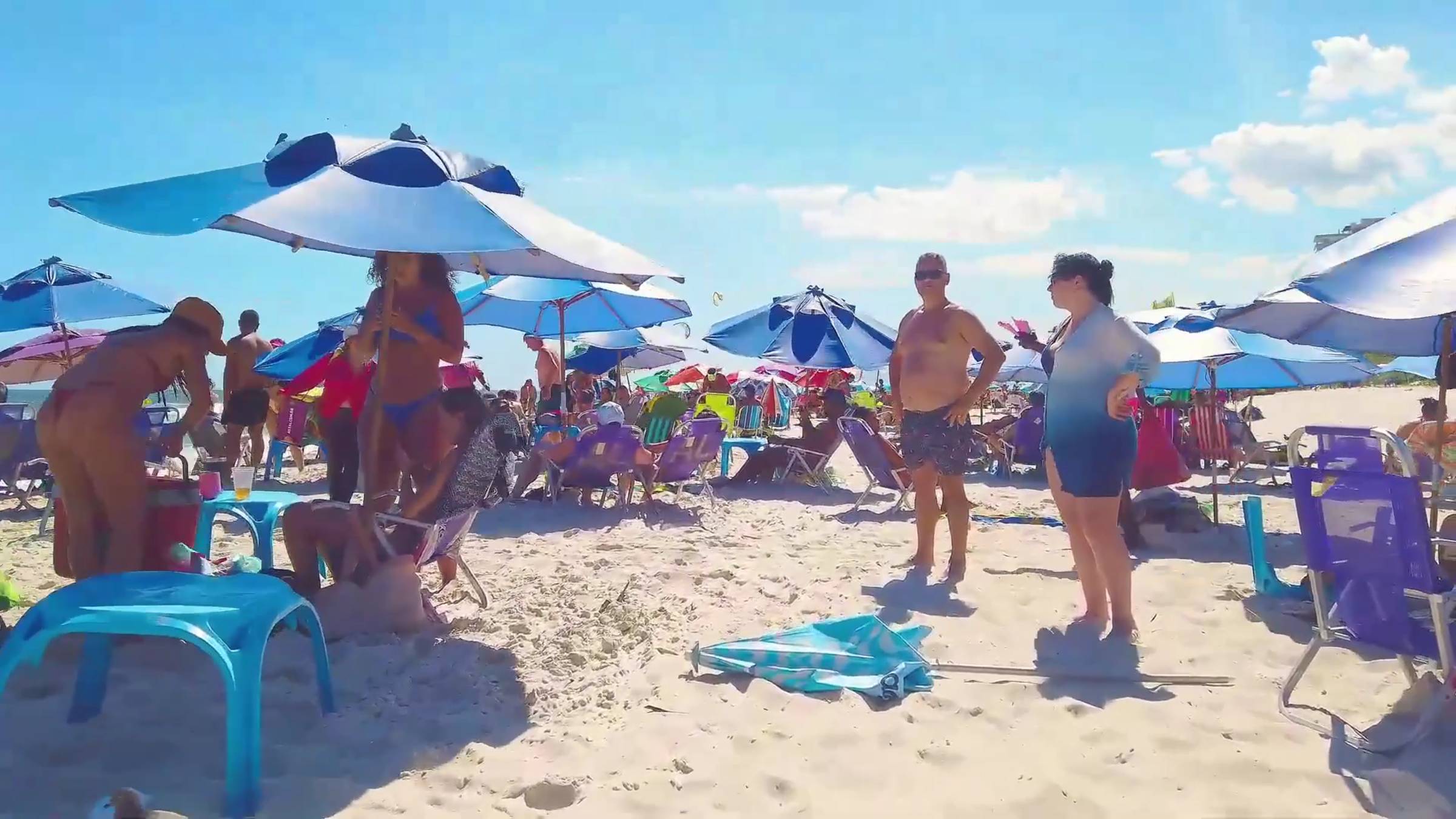 Прогулка по песчаному берегу Рио с видом на океан смотреть онлайн