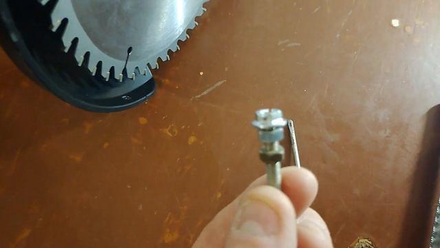 Как поставить диск или нож на акамуляторный триммер.